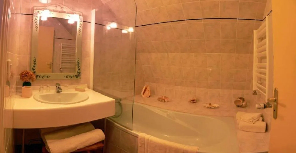 Maison D'Hotes La Nichee Rochefort-Montagne 0*,  法国