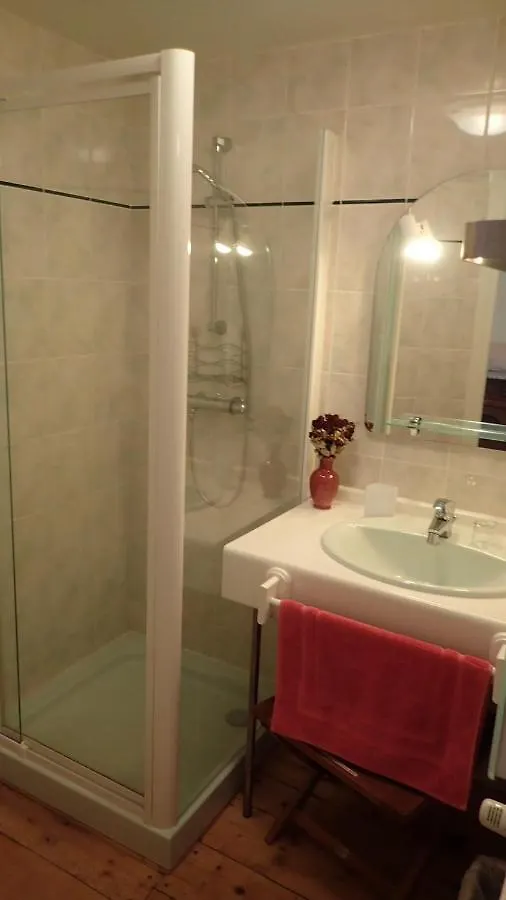Maison D'Hotes La Nichee Rochefort-Montagne Bed & Breakfast