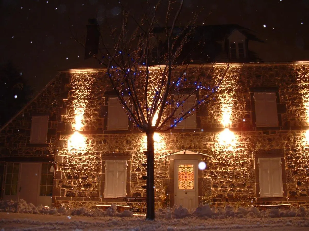 Maison D'Hotes La Nichee Rochefort-Montagne Bed & Breakfast